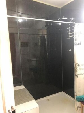 Douche, peignoirs, serviettes fournies