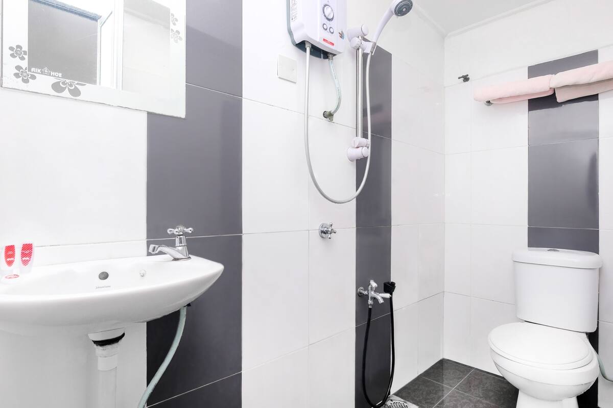 shower, free toiletries, towels