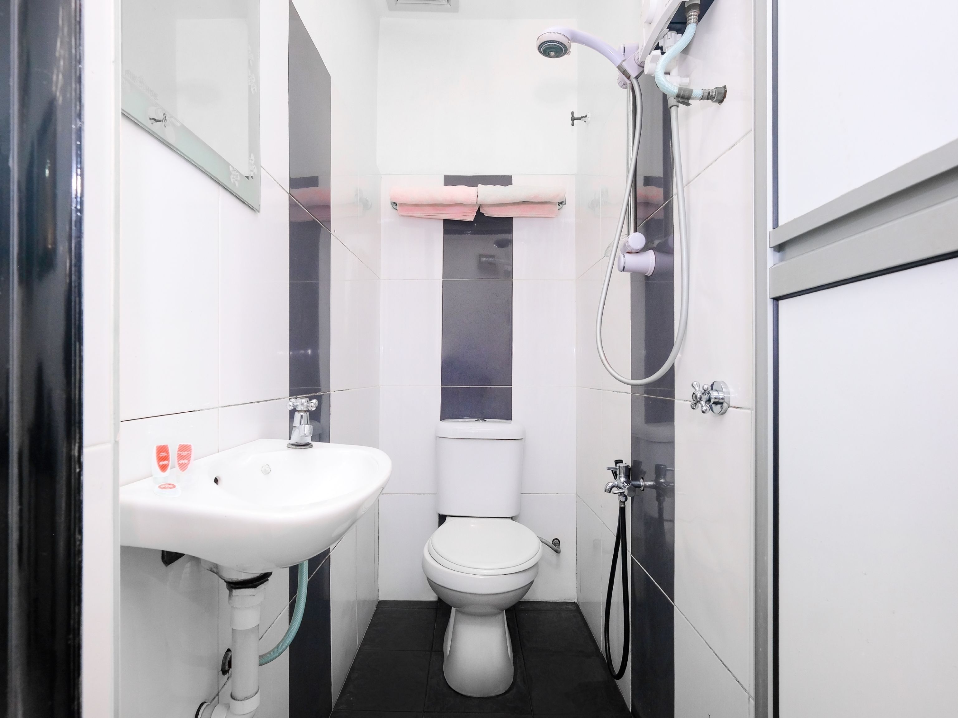 standard single room | bathroom | shower, free toiletries, towels