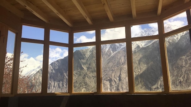 42-inch LED TV with cable channels, TV - Tara Homestay (Ghulkin)
