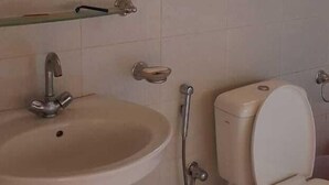 Basic House, Multiple Beds, Non Smoking, Mountain View | Bathroom | Shower, designer toiletries, hair dryer, slippers - Tara Homestay (Ghulkin)