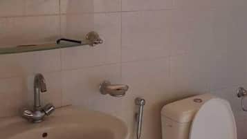 Casa básica, várias camas, para não fumantes, vista para a montanha | Banheiro | Chuveiro, produtos de toalete de grife