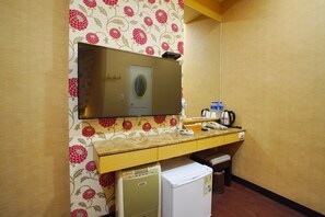 Desk, blackout curtains, rollaway beds, free WiFi - Happy Hotel (Kaohsiung)