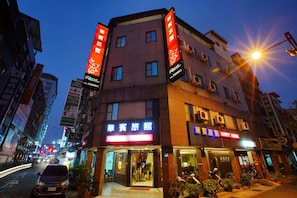 Front of property - evening/night - Happy Hotel (Kaohsiung)