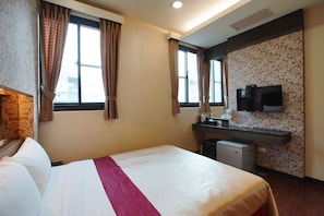 Deluxe Double Room | Desk, blackout drapes, rollaway beds, free WiFi - Happy Hotel (Kaohsiung)