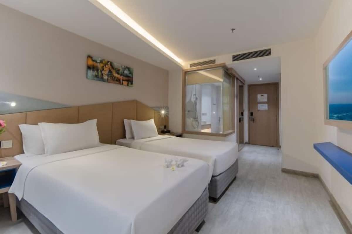 Minibar, caja fuerte, escritorio y cortinas opacas