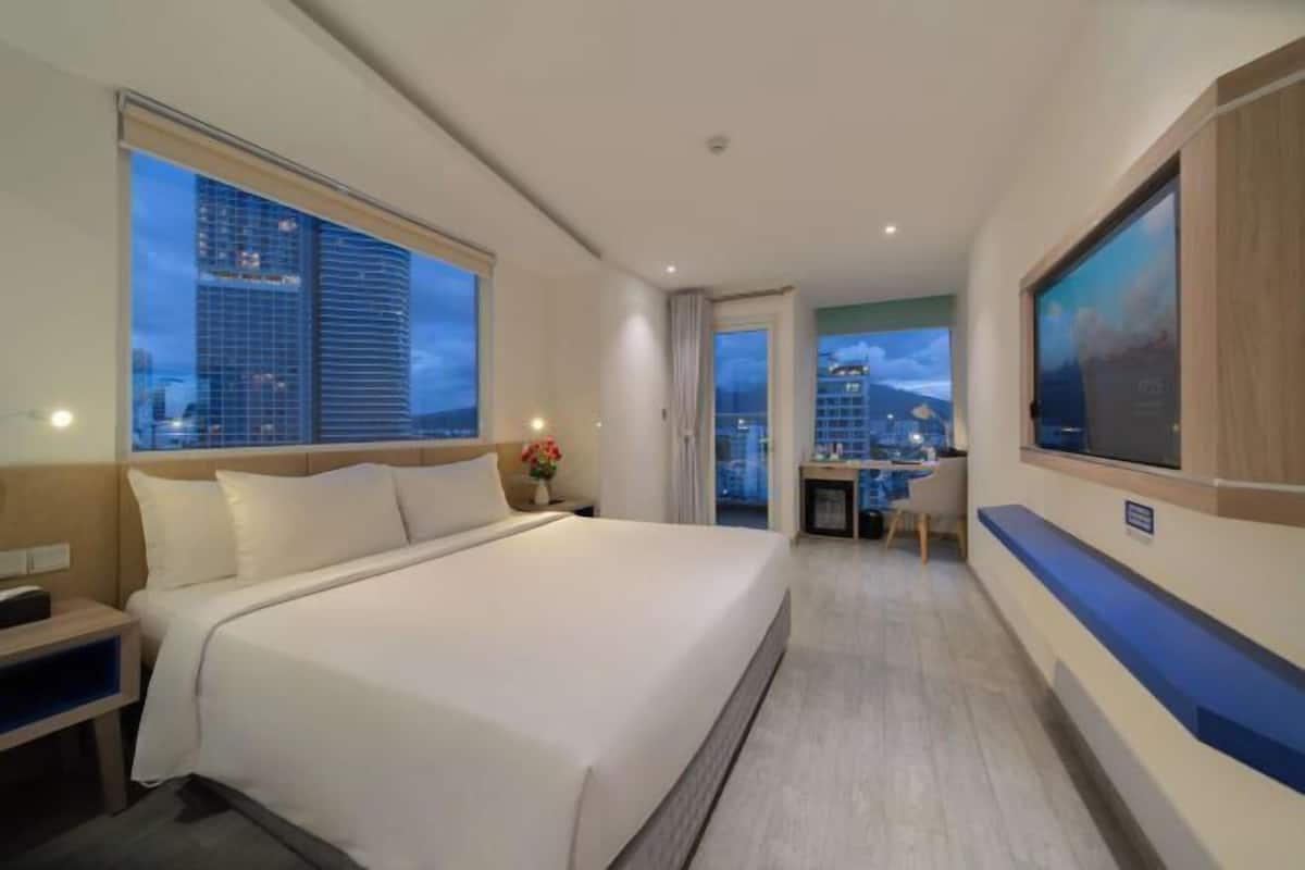 Minibar, caja fuerte, escritorio y cortinas opacas