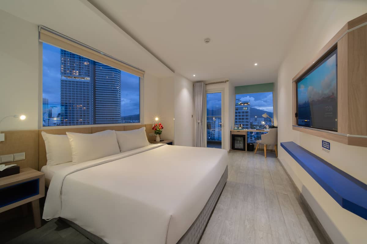 Suite estudio sénior | Minibar, caja fuerte, escritorio y cortinas opacas