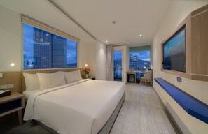 Minibar, caja de seguridad en la habitación y escritorio 