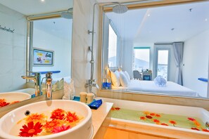 Senior-Studiosuite | Badezimmer | Kostenlose Toilettenartikel, Haartrockner, Hausschuhe, Bidet