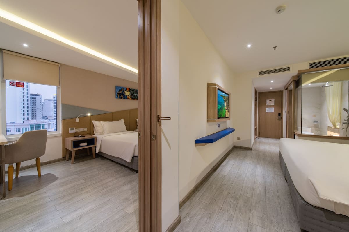 Habitación familiar | Minibar, caja fuerte, escritorio y cortinas opacas