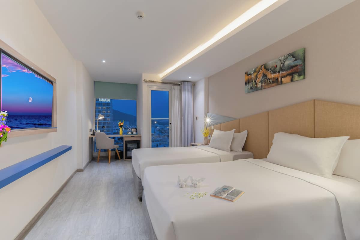 Habitación sénior | Minibar, caja fuerte, escritorio y cortinas opacas