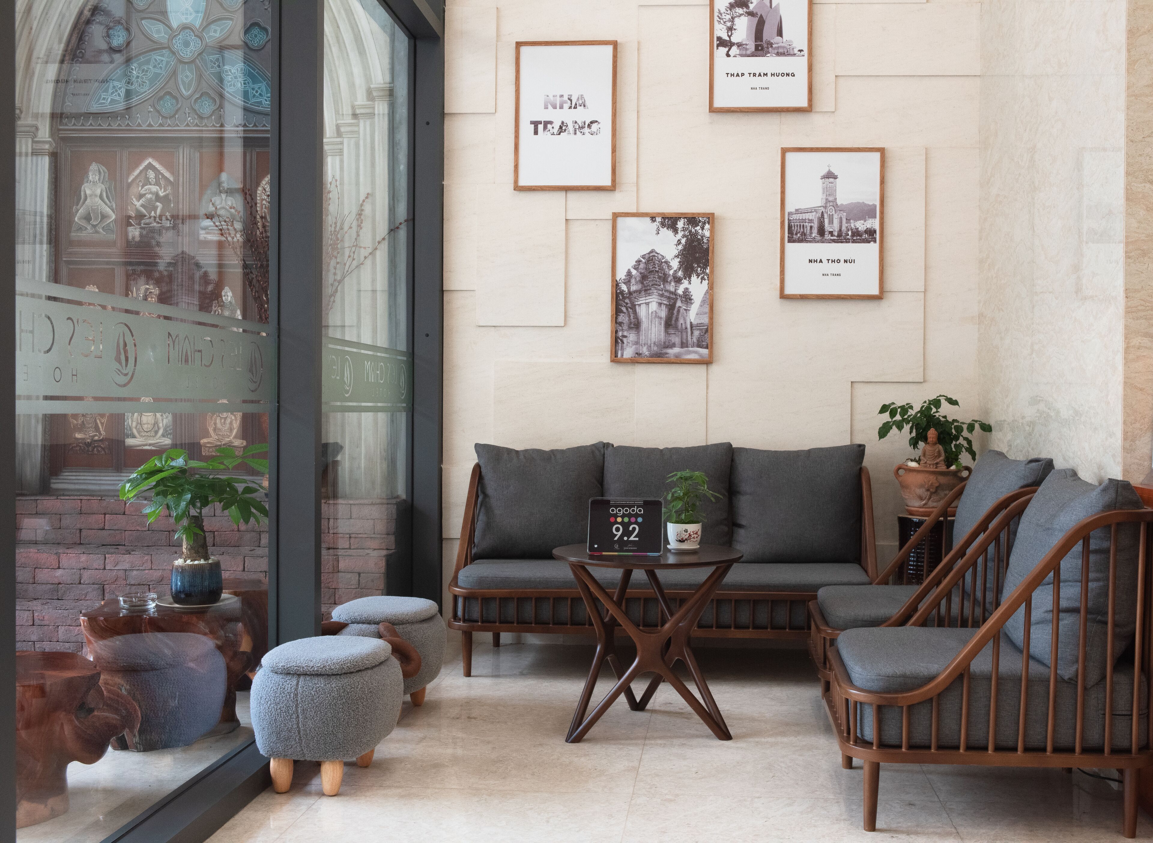Un interior moderno con un sofá, sillones y una pequeña mesa con un reloj digital.
