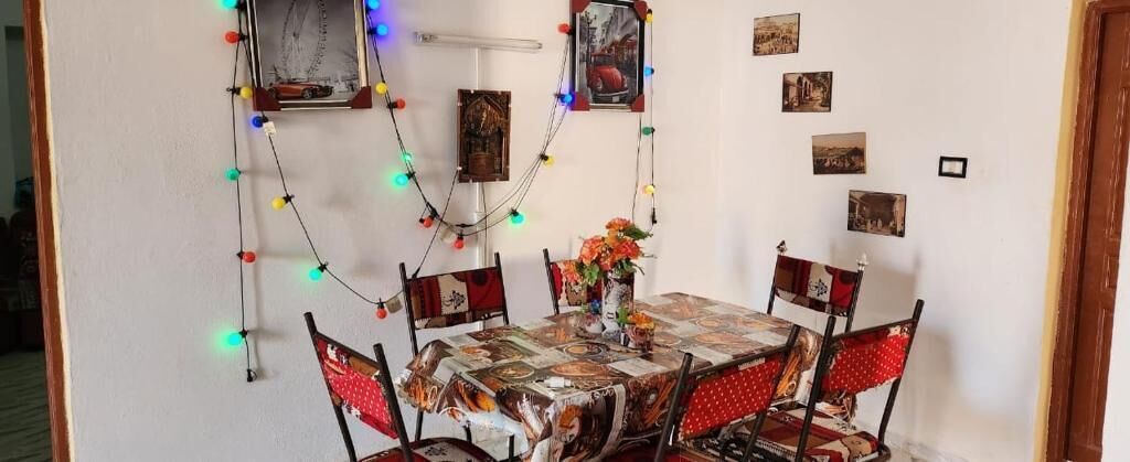 Grand réfrigérateur, micro-ondes, four, plaque de cuisson