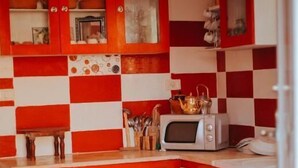 ثلاجة/مجمد بحجم كبير، ميكروويف، فرن، موقد طهي مسطح