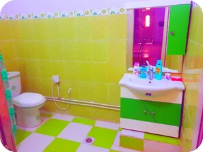 Deluxe Villa, Multiple Beds, Smoking, Mountain View | Bathroom | Shower, free toiletries, hair dryer, slippers - Villa Atlas Oasis (Tamerza)