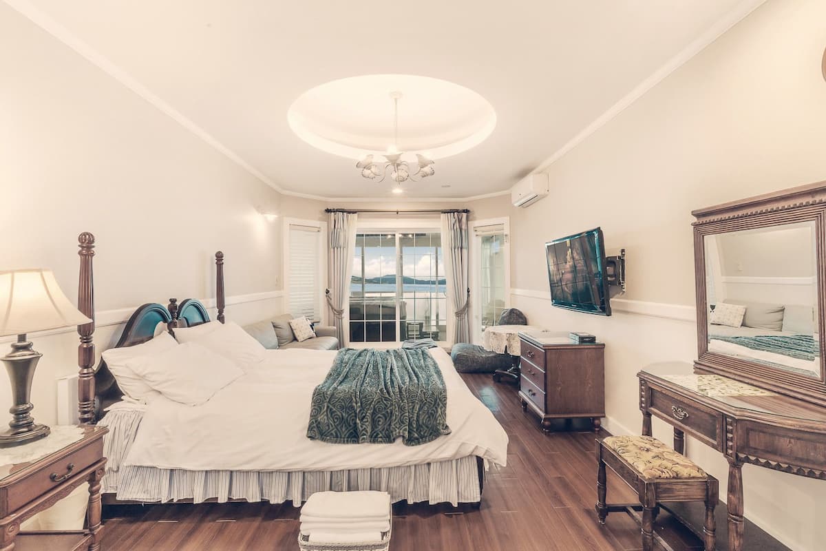 Premium bedding, WiFi (free), individually decorated