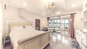 Kamer, bubbelbad (11 PY Spa Room) | Luxe beddengoed, individueel gedecoreerd, individueel gemeubileerd