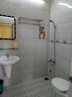 Shower, free toiletries, slippers, bidet - Ngoc Loan Hotel (Ho Chi Minh City)