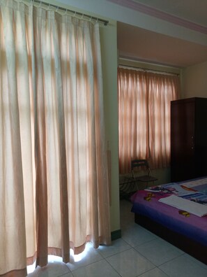 Deluxe-Doppelzimmer, Balkon, Stadtblick | Schreibtisch, kostenloses WLAN, Bettwäsche