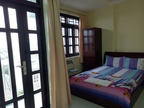 Deluxe-Doppelzimmer, Balkon, Stadtblick | Schreibtisch, kostenloses WLAN, Bettwäsche