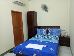 Desk, free WiFi, bed sheets - Ngoc Loan Hotel (Ho Chi Minh City)