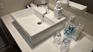 Bañera con ducha, artículos de tocador gratuitos, secador de pelo, batas