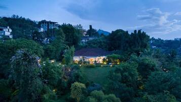 Vista frontal de la propiedad