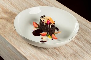 Family dining - Castle Hill Bungalow by Seven Angels (Kandy)
