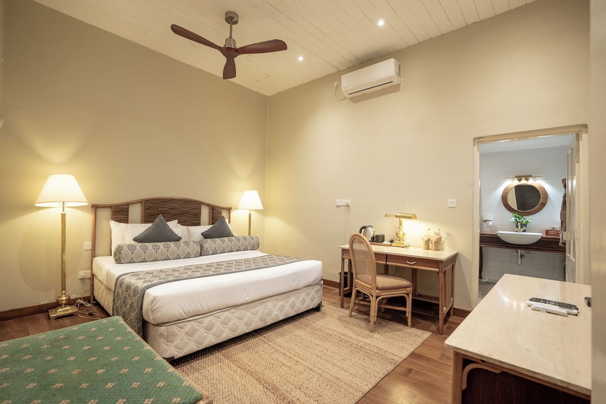 Deluxe Double Room | 1 bedroom, in-room safe, desk, iron/ironing board