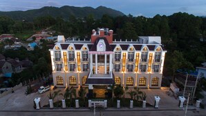 A large, multi-story hotel with a symmetrical facade, multiple balconies, and a central entrance. - Hotel Mya Yar Pin (Kalaw)