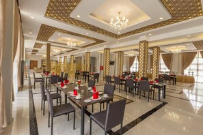 S'hi serveixen esmorzars, dinars i plats de cuina local i internacional 