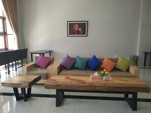 Lobby sitting area - Hotel Mya Yar Pin (Kalaw)