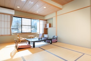 Traditionellt fyrbäddsrum (Japanese Style) | Värdeförvaringsskåp på rummet, gratis wi-fi och sängkläder