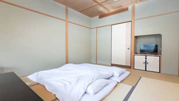 Japanese Room- Quadruple | In-room safe, free WiFi, bed sheets