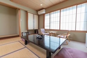 Traditionellt fyrbäddsrum (Japanese Style) | Värdeförvaringsskåp på rummet, gratis wi-fi och sängkläder