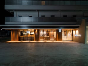 Fassade der Unterkunft – Abend/Nacht