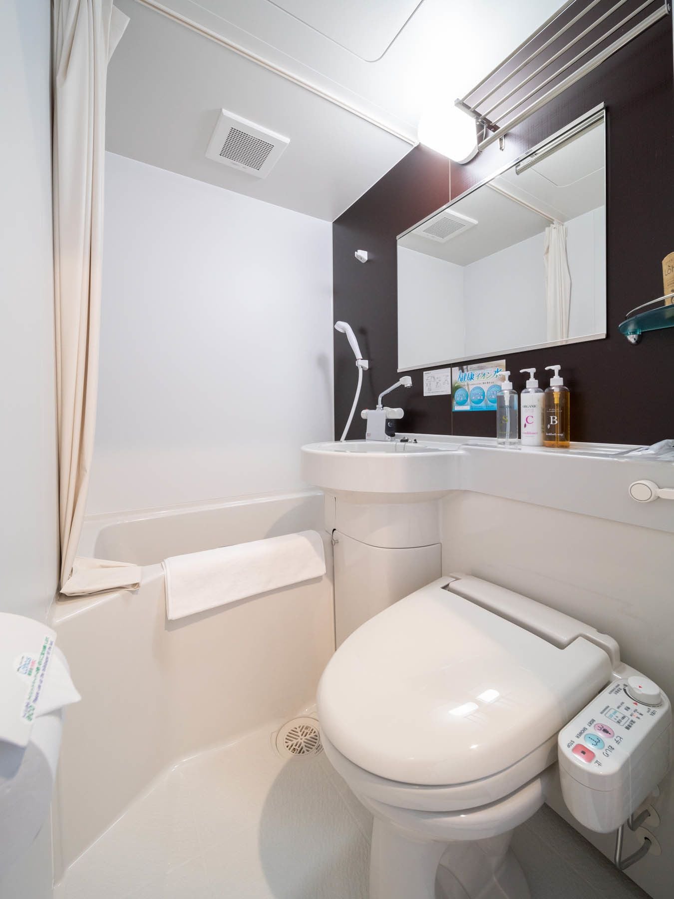 combined shower/bathtub, deep-soaking bathtub, free toiletries