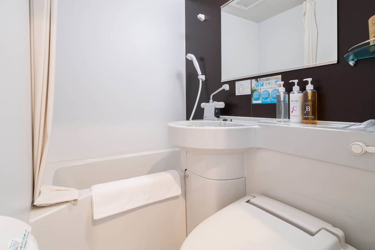 combined shower/bathtub, deep-soaking bathtub, free toiletries