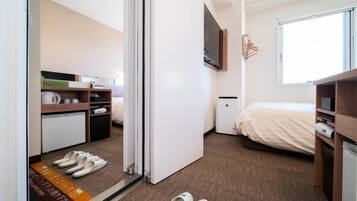 Escritorio, espacio para trabajar con un portátil, cortinas opacas