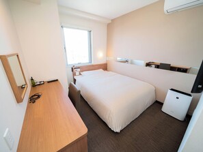 Escritorio, espacio para trabajar con laptop y cortinas blackout