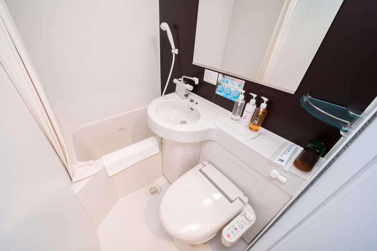 combined shower/bathtub, deep-soaking bathtub, free toiletries