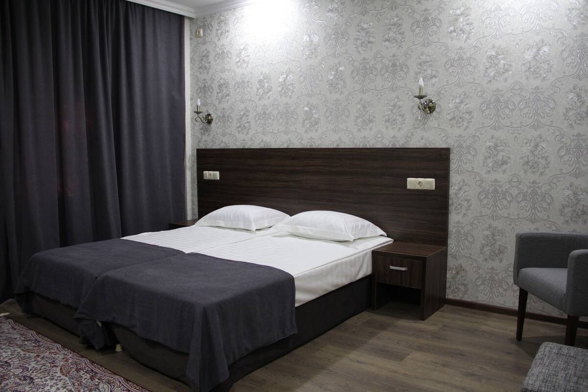 Chambre Double Confort | Couette en duvet d'oie, bureau, rideaux occultants