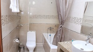Comfort-Doppelzimmer | Badezimmer | Badewanne, Komfortbadewanne, kostenlose Toilettenartikel, Haartrockner