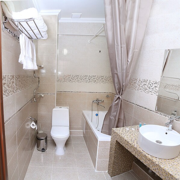 Comfort Double Room | Bathroom | Bathtub, deep soaking tub, free toiletries, hair dryer