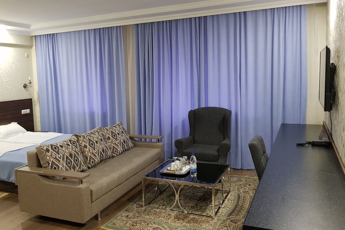 Chambre Double Luxe | Couette en duvet d'oie, bureau, rideaux occultants