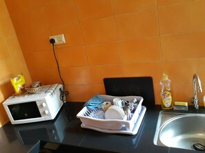 Refrigerador con congelador, microondas y parrilla de estufa 