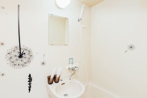 Apartament Comfort, 2 dormitoris, 2 banys ( 601 ) | Bany | Banyera i dutxa independents i articles de tocador gratuïts 
