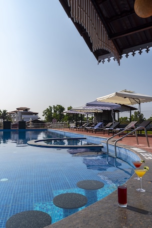 Una piscina al aire libre, sombrillas