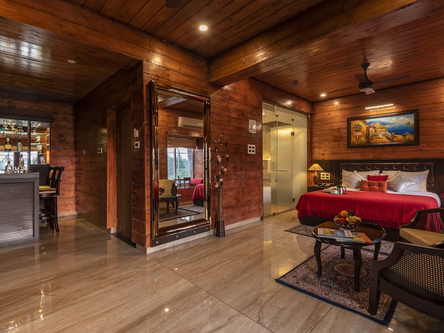 Ropa de cama de alta calidad y caja de seguridad en la habitación